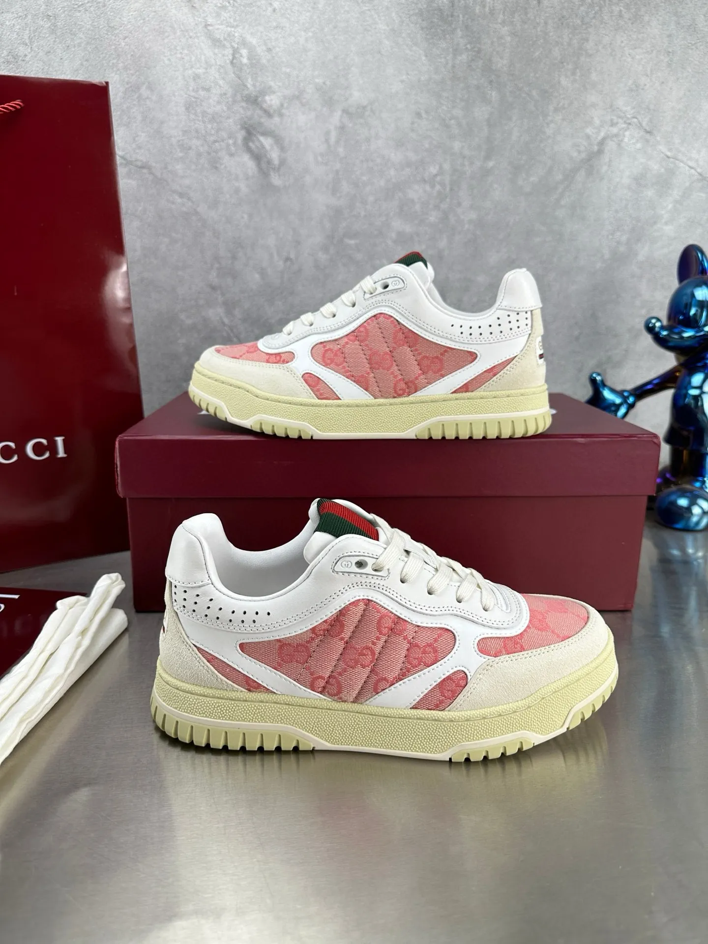 Factory price: 640💰The top version of Gucci Gucci's latest hot-selling couple's sneaker series is shipped. The original version is purchased, developed and manufactured. This high-low top sneaker adopts a basketball-style silhouette design, cleverly incorporating hollow panels and distressed effects, showing its unique ingenuity. The ingenuity incorporates brand logo details such as interlocking Double G styling accessories and Gucci lettering, a low-key tribute to the brand's design heritage. Exquisite packaging at the delivery counter 🛍📦 ▪️ Fabric: Original customized imported first-layer cowhide ▪️ Inner lining: Imported first-layer cowhide ▪️ Sole: Original molded TPU sole ▪️ Sole thickness: 3cm ▪️ Size: Women's 35-41 Men's 38-45 (Female 41, Men 38 45 customized) ▪️ p